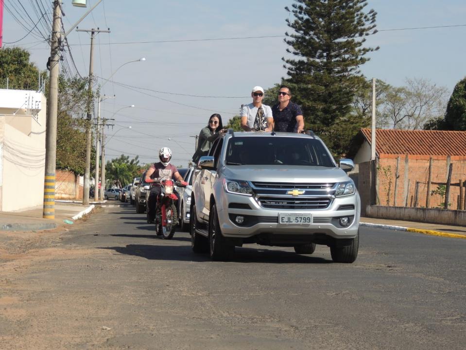 Foto 2 de 10 — Amigos fazem carreata para celebrar recuperação de empresário curado do coronavírus